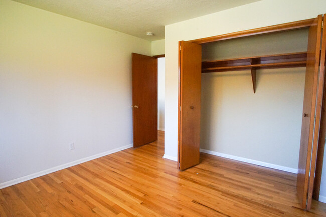 Building Photo - Large Clean Open Hillsdale apartment, Big ...