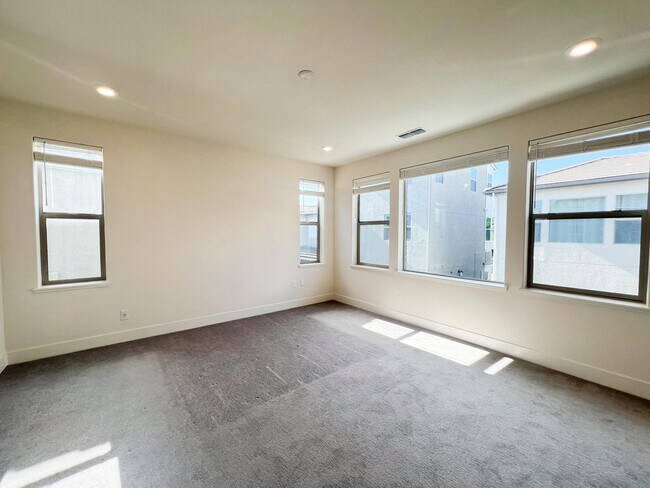 Building Photo - Newer Spacious 5 Bedroom Home Located in C...