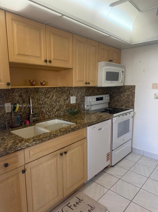 Building Photo - 3113 S Ocean Dr