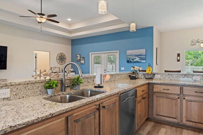 Building Photo - 5568 Micanopy Dr