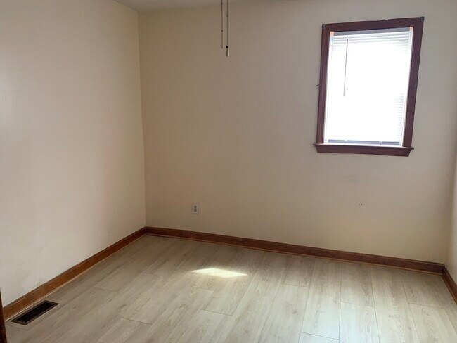 Building Photo - 226 Brightman St