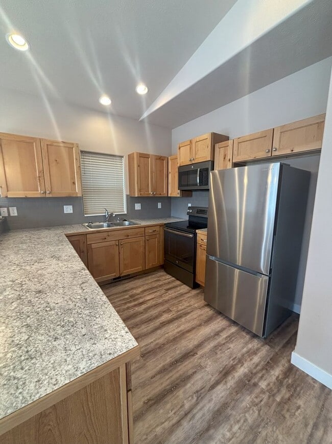 Building Photo - Beautifully Maintained 3-Bed, 2-Bath Home ...