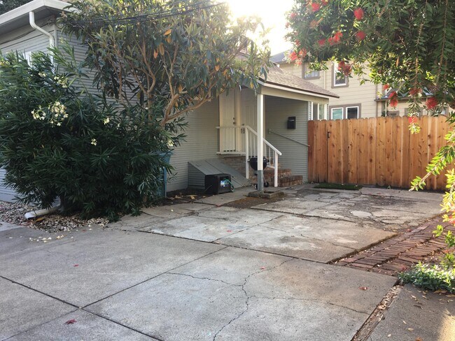 Building Photo - 853 Channing Ave