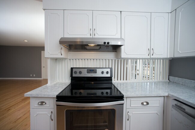 Building Photo - Beautiful Three Bedroom Home! AVAILABLE 8/...