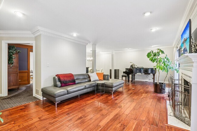 Building Photo - 19 Landmark St