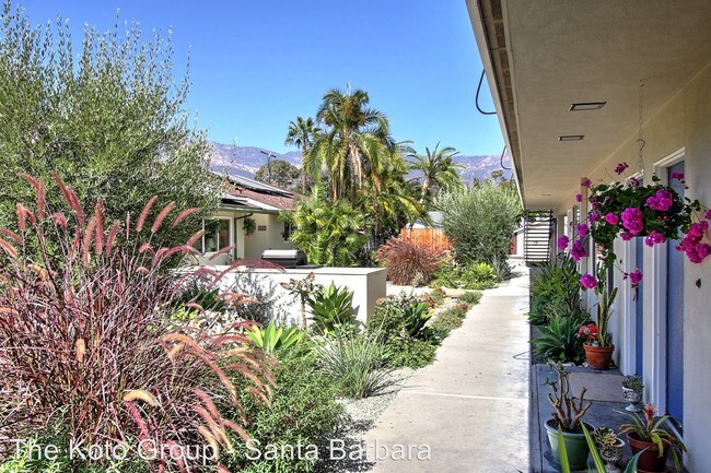 Building Photo - 2320 De La Vina St