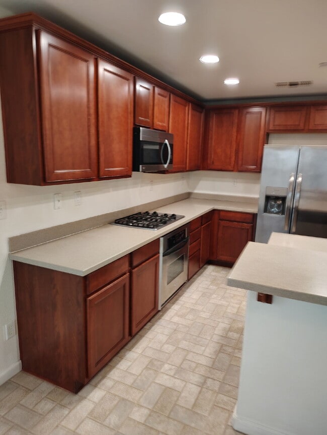 Building Photo - Bonus Office/Den, New Flooring, New Appliance, White Plantation Shutters throughout, Landscaped y...