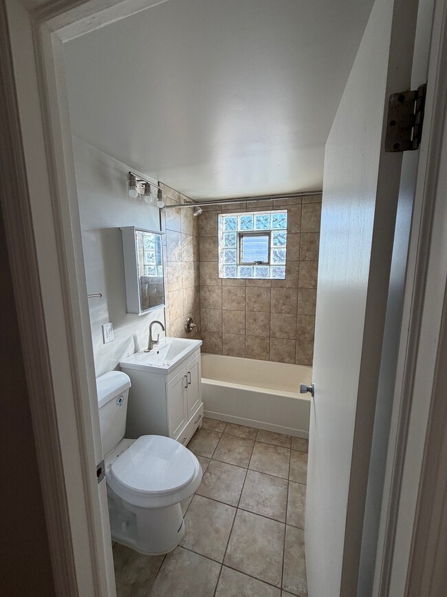 Building Photo - Colonial Gardens