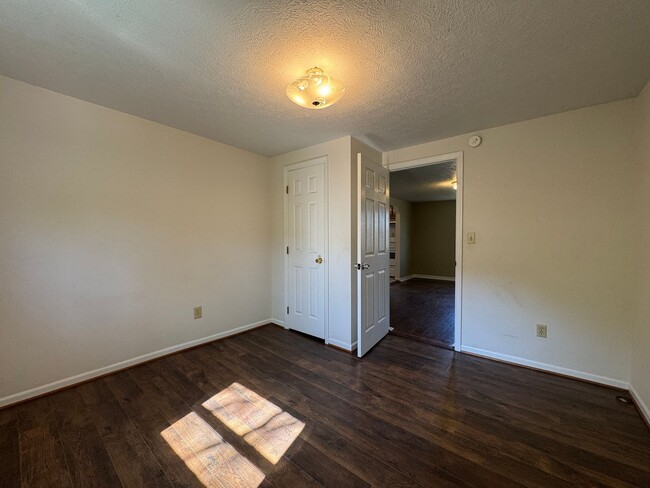 Building Photo - Cozy 2 Bedroom 1 Bathroom Home Nestled in ...