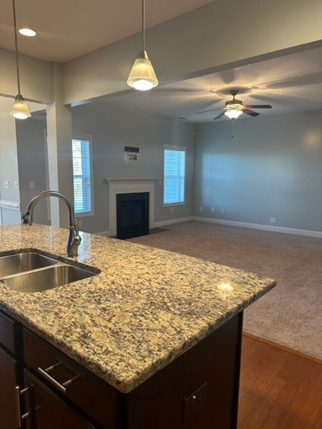 Building Photo - 103 Clovis Ct