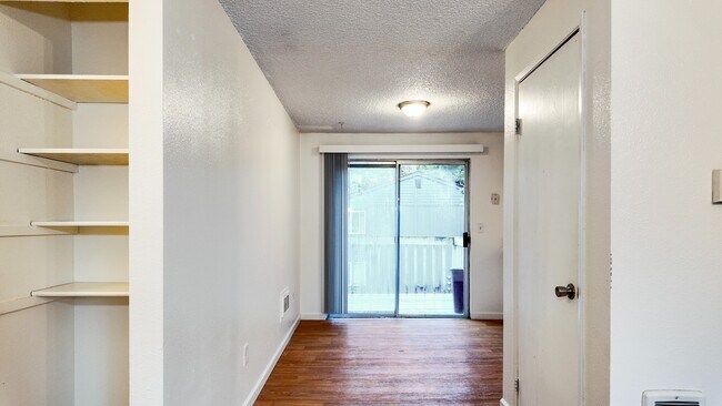 Building Photo - Spacious Apartment in Cozy Tacoma Neighborhood