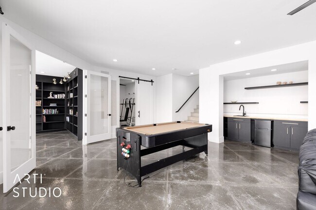 Building Photo - Beautiful 6 Bedroom 4.5 Bathroom Home in D...