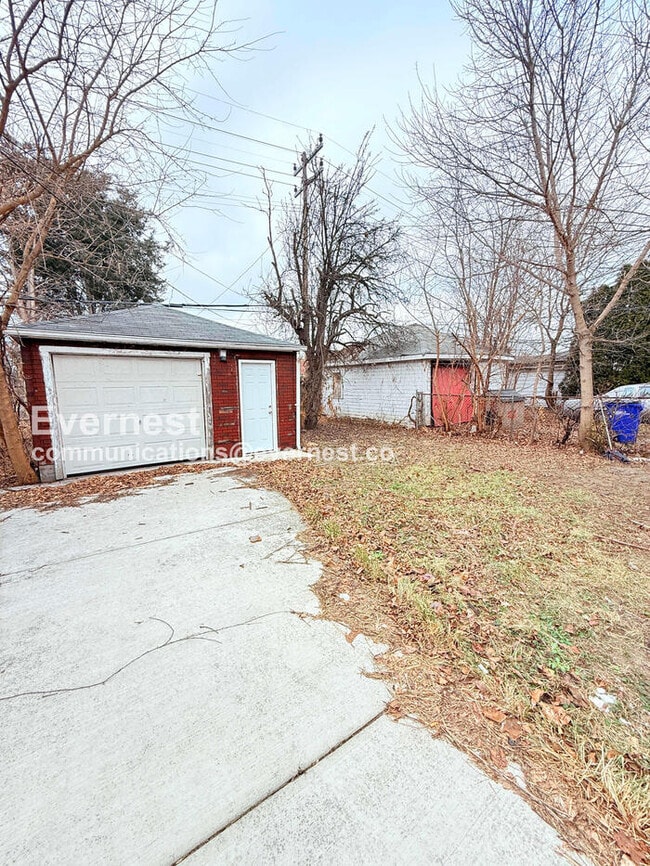 Building Photo - 17187 Rowe St