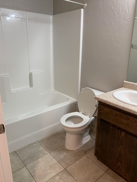 Hall Bath - 1673 Grand Ave