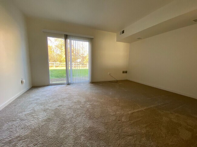 Building Photo - Exceptional 1 Bedroom Apartment in Perfect Zeilenople Location! Call Today to Schedule a Tour!