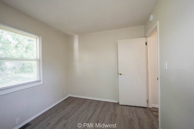 Building Photo - "Charming 2-Bed Duplex Retreat in Indianapolis - Cozy 728 Sq Ft Gem!"