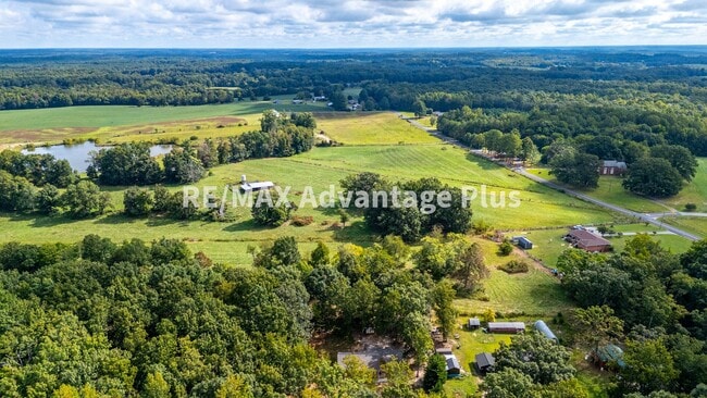 Building Photo - 3-Bedroom Home in Private Setting Minutes ...