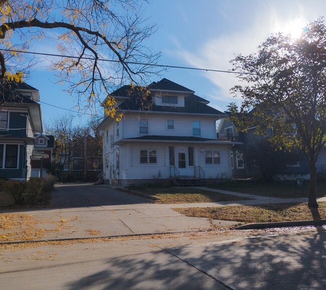 Building Photo - 818 W Center St