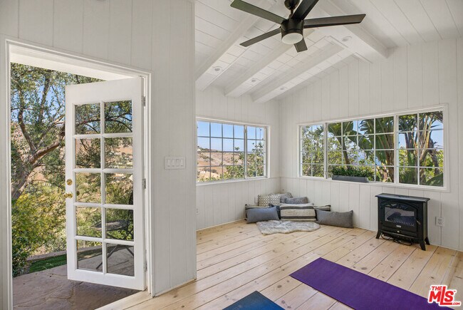 Building Photo - 5868 Zumirez Dr