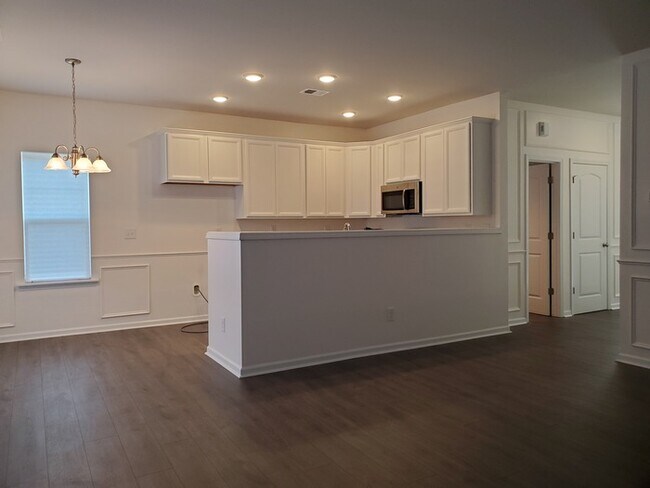Building Photo - 2 Bedroom, 2.5 Baths End unit Townhome located in Townes at University East