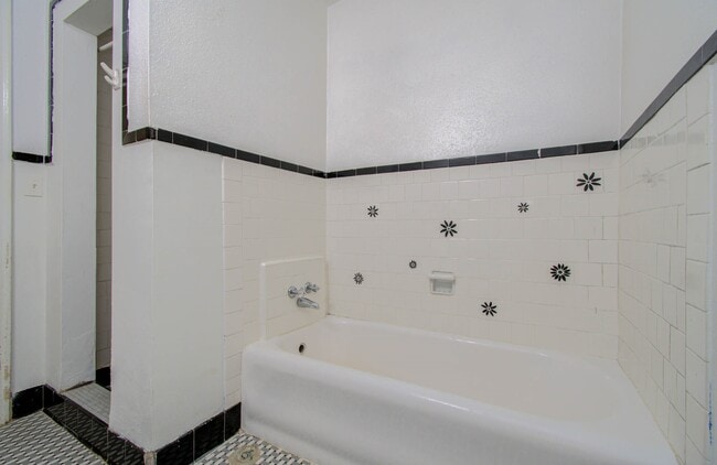 Building Photo - 1428 Wentworth St