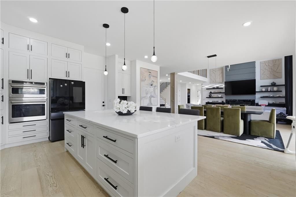 Building Photo - 556 Versailles Dr