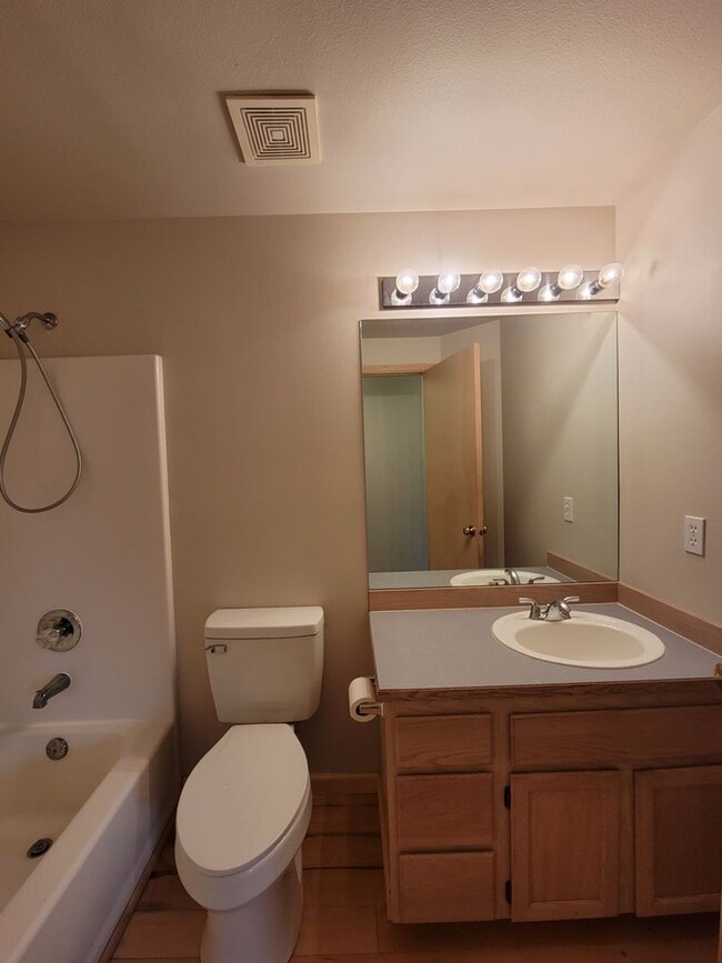 Building Photo - Horn Rapids Home with Bonus Room, Deck, an...