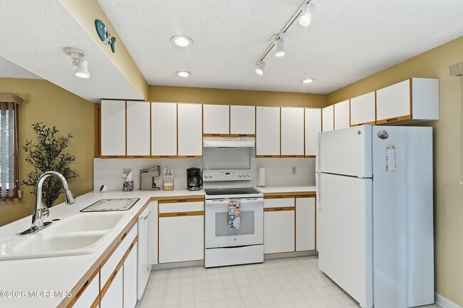 Building Photo - 21 Brown Ave