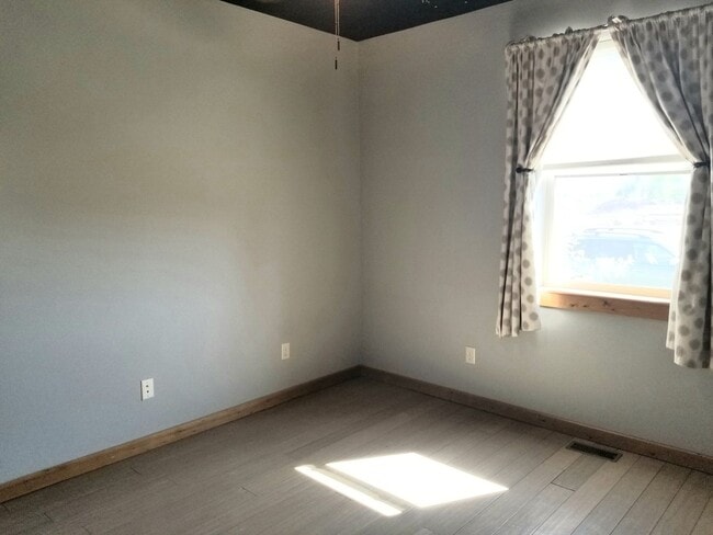 Building Photo - Adorable 2 Bedroom House- Great Location!