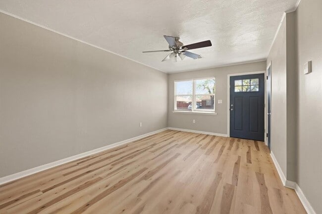 Building Photo - 529 N Baumann Ave