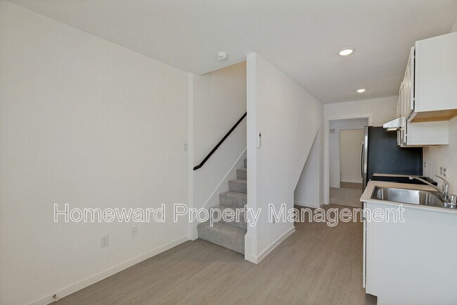 Building Photo - 1037 Bishop Creek Dr