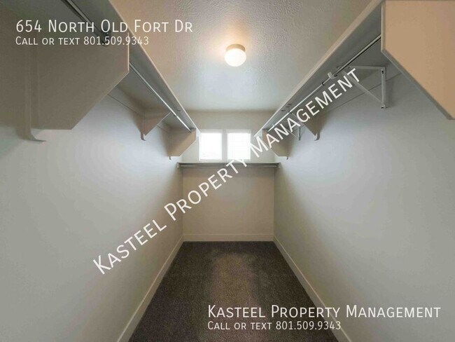 Building Photo - 654 N Old Fort Dr