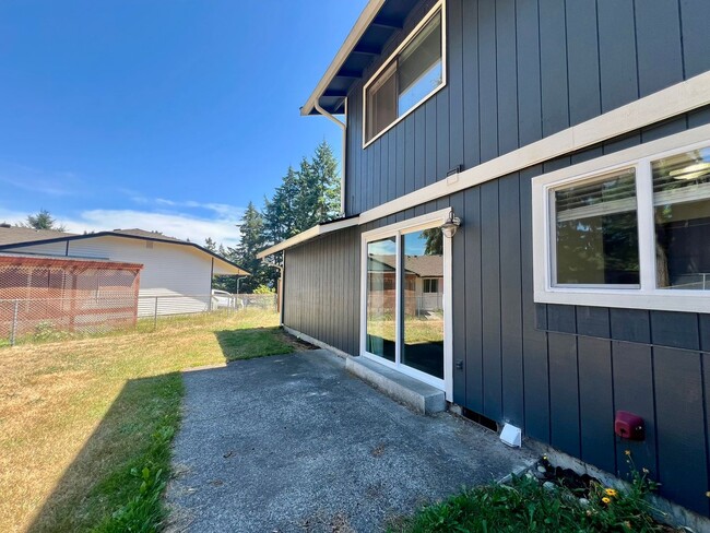 Building Photo - 2 BD Hawks Prairie Duplex