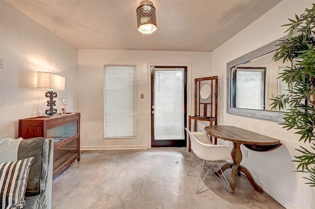 Building Photo - 6018 Berendo St