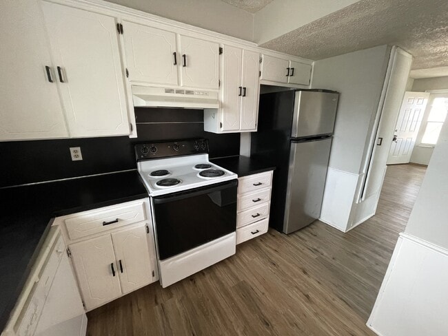 Building Photo - 3-Bed, 2.5 Bath Condo