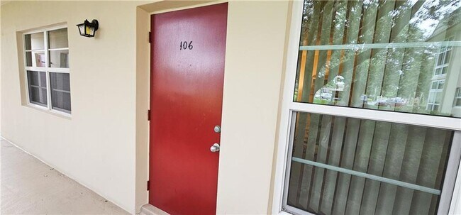 Building Photo - Annual Fully Furnished 2/2 Condo with Golf...