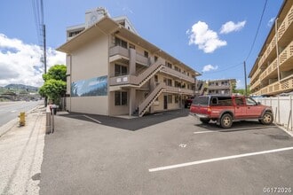 Building Photo - $2,100 / 2br - 2BED 1 BATH CONDO ON KAPIOLANI BLVD