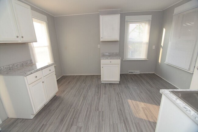 Building Photo - Updated 1 Bedroom Pet Friendly Home - Rent...