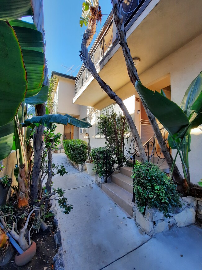 Building Photo - 915 N San Vicente Blvd