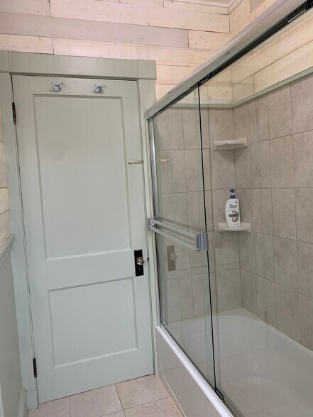 Tiled tub surround - 13 Jonathan St