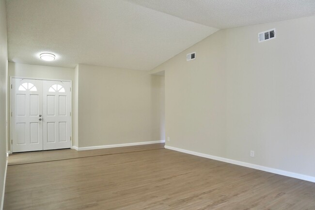 Building Photo - 3-bedroom home + sunroom in Fremont - newl...