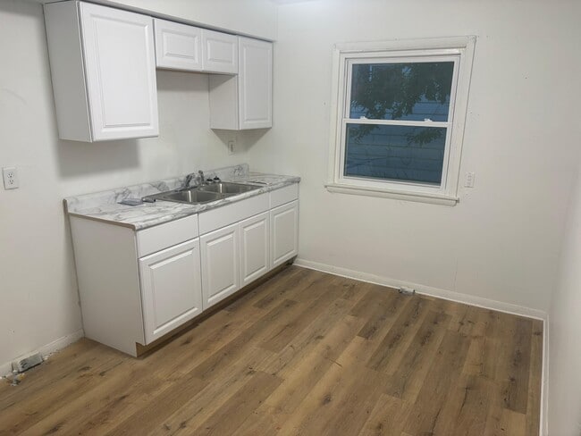Building Photo - 5754 N 65th St