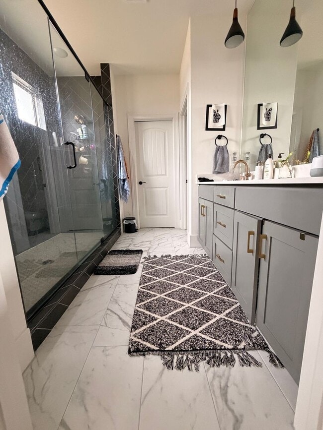 Building Photo - Spacious 5-Bedroom House in Cave Springs, AR