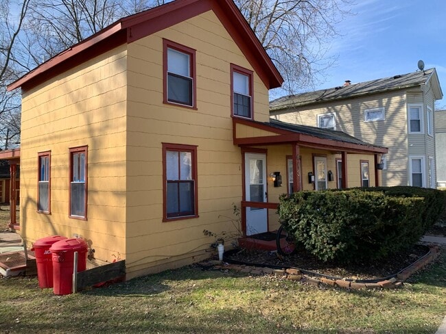 Primary Photo - 413 Emmet St