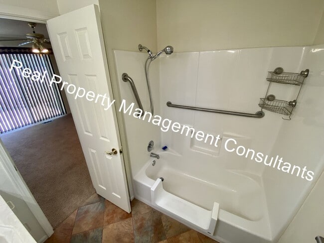Building Photo - Custom Home in Liberty with 3rd Non-confor...