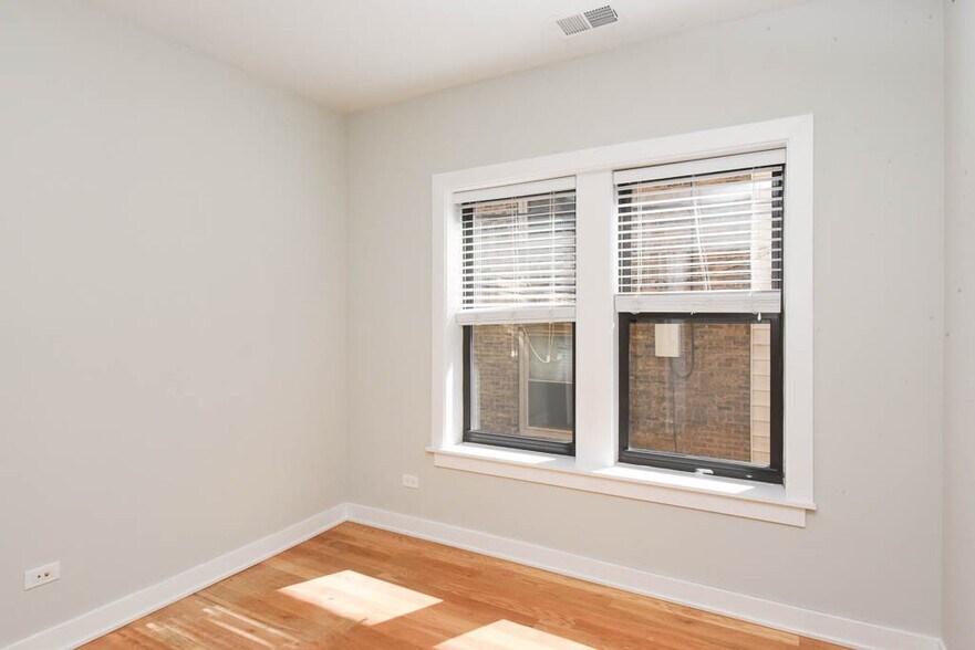 Building Photo - 2210 W Eastwood Ave