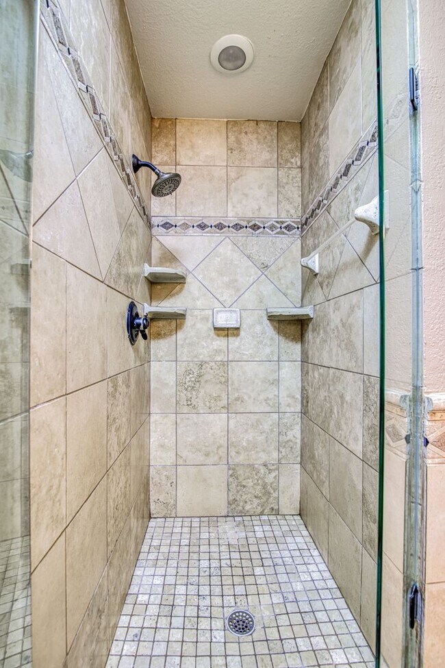 Building Photo - Stunning eastside rental in highly desirable area!