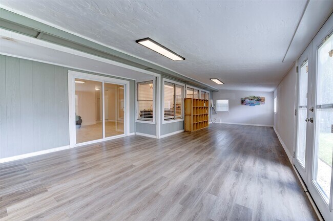 Building Photo - 10703 Highland Woods Dr