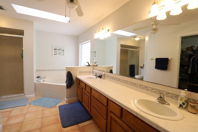 Building Photo - 909 Colonial Dr