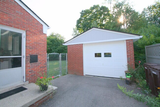 Building Photo - 1510 Woodland Dr